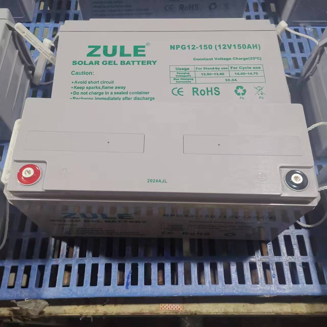 bateria movida a energia solar