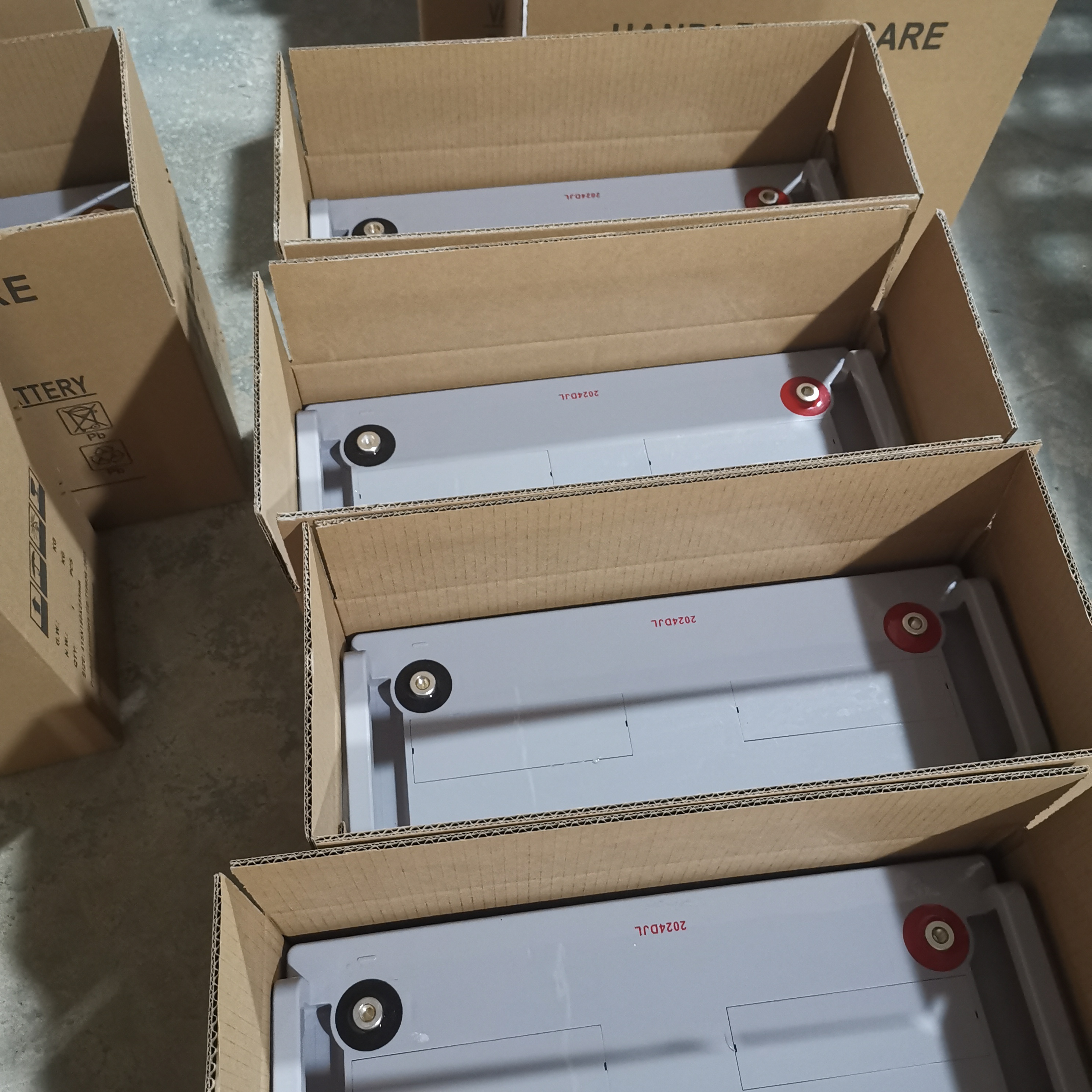 Bateria de ácido solar de chumbo solar de alta eficiência 12V120AH: resistência segura e confiável para economizar custos para sua despesa de eletricidade
